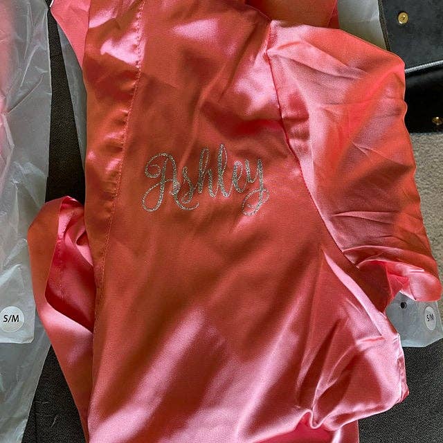 GiftsbyPR – Großhandel Bademantel – Damen – Korallenfarbener Satin-Bademantel für Brautjungfern, personalisierbare Satin-Bademäntel4