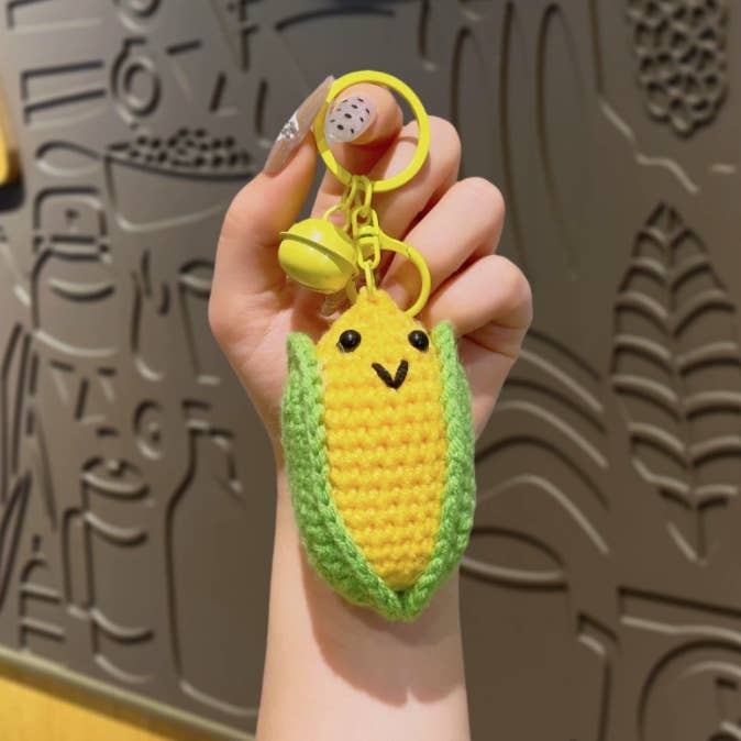 Porte-clés ornements en peluche de maïs tricoté pour la vente par Eagle Crest Industries Inc.
