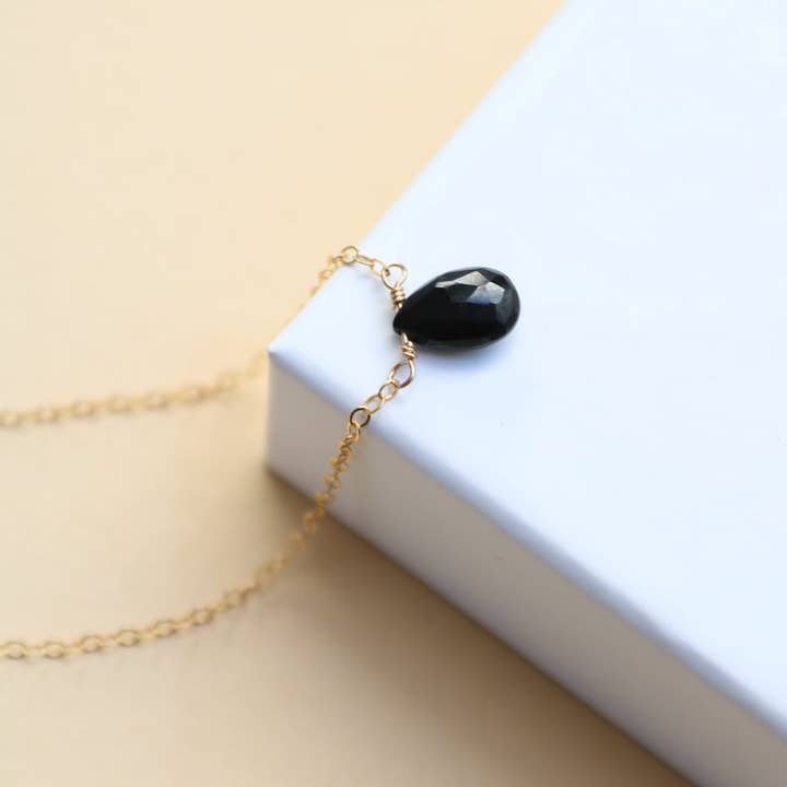 Collar dorado con piedra negra, joyería de espinela negra para venta al por mayor de Positiva Jewelry