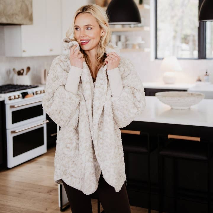 Katydid - Vente Châle – femme - BODY WRAP léger Snow Leopard avec capuche et poches2