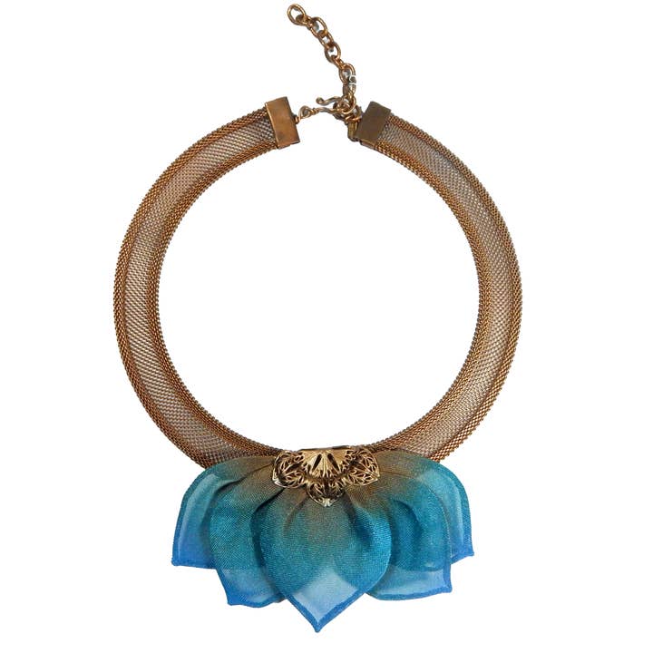 Collar Lotus con banda de malla curva
para venta al por mayor de Sarah Cavender Metalworks