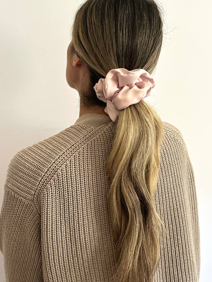 Roze zijden scrunchie voor wholesale door Ollie & Nash