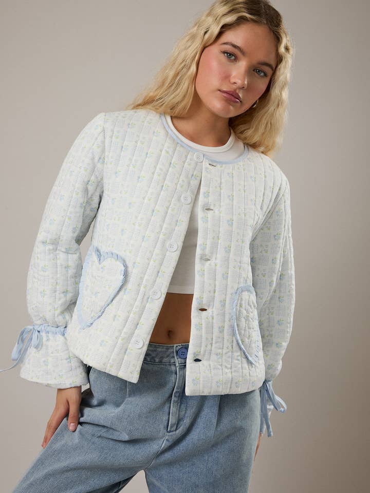 VESTE À FLEURS COL ROND AVEC POCHES EN FORME DE CŒUR pour la vente par LE LIS