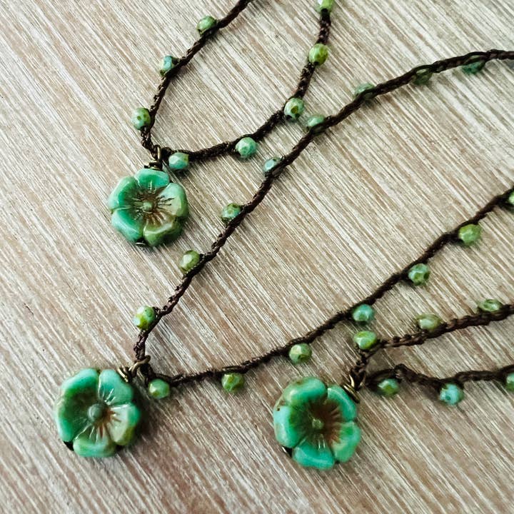 Fleur en verre pressé vert printanier avec fil de cristal tchèque pour la vente par Twist Style