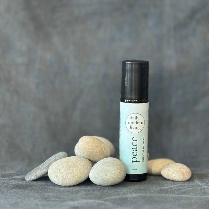 Rouleau d'huile essentielle Peace 10 ml avec méditation guidée pour la vente par Daily Modern Living