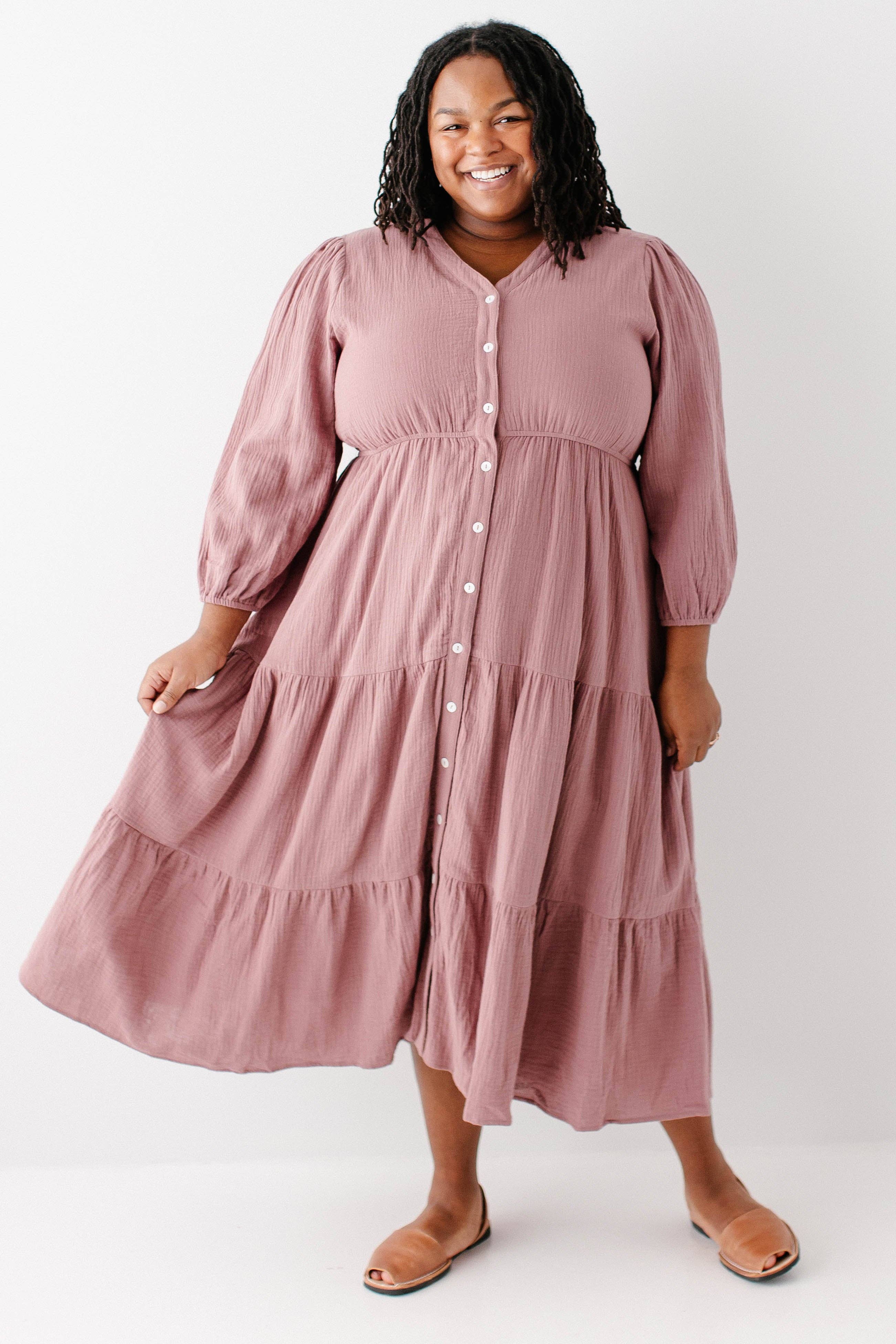 Malva polvoriento Vestido midi de gasa de algodón con botones y volantes 'Louisa' de venta al por mayor en Faire8