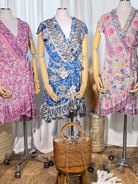 Florales Wickelkleid Boho Chic Rayon V-Ausschnitt Sommer Mini für den Großhandel von Crafts Love Dreams