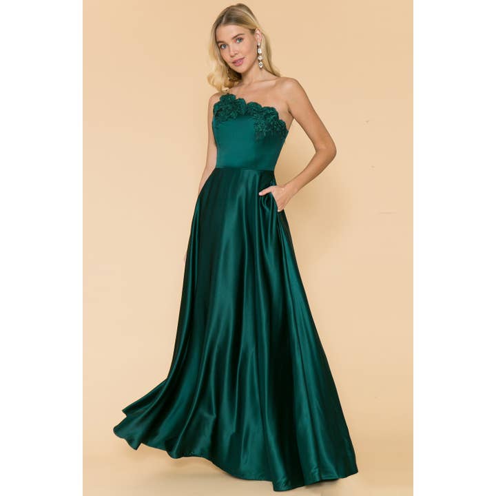 ROBE LONGUE EN SATIN À ÉPAULE DÉNUDÉE AVEC DÉTAILS FESTONNÉS pour la vente par Maniju