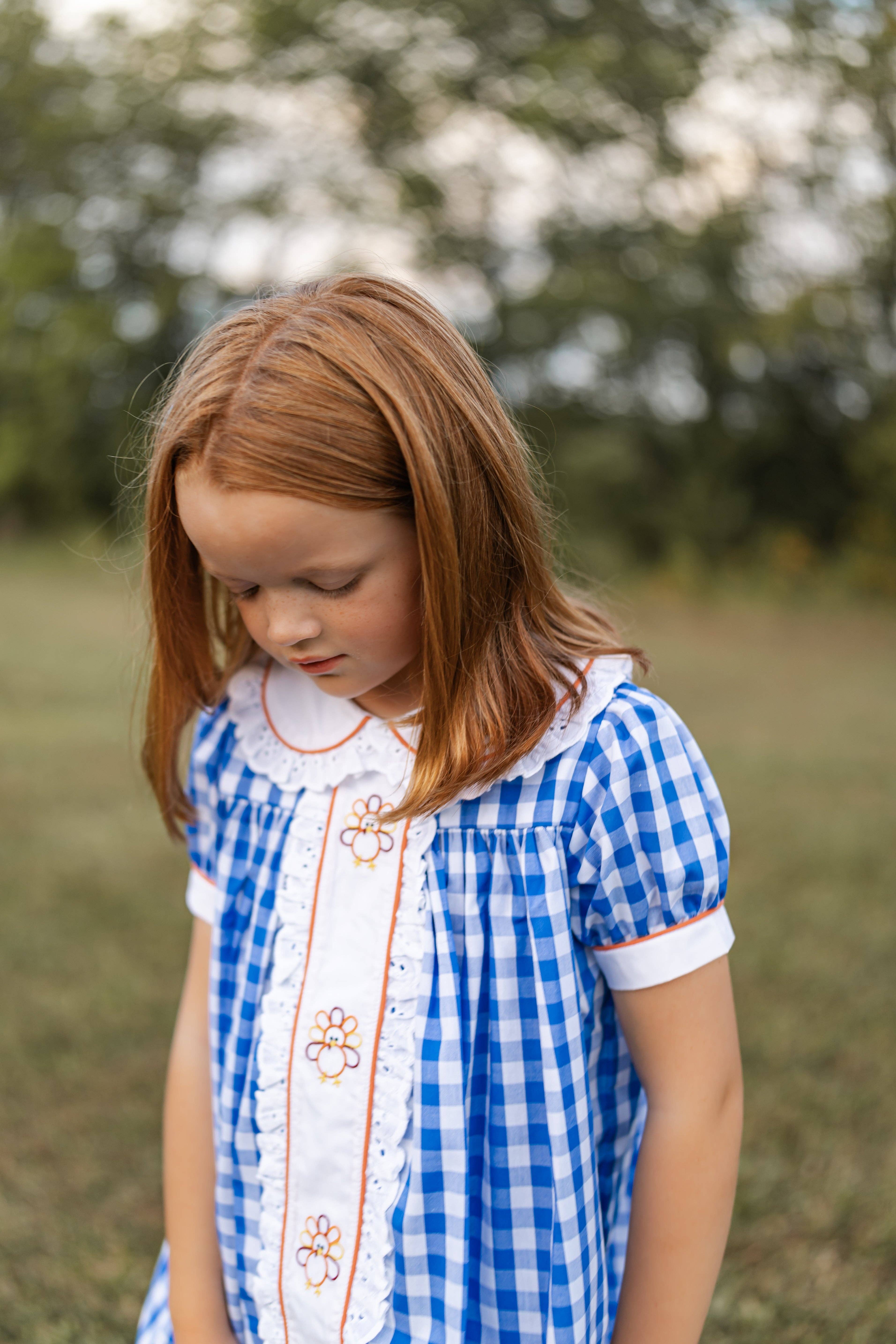 Posh Pickle – Großhandel Kleid – Kinder – Thankful Gingham-A-Linien-Kleid mit Truthahnstickerei, marineblau2