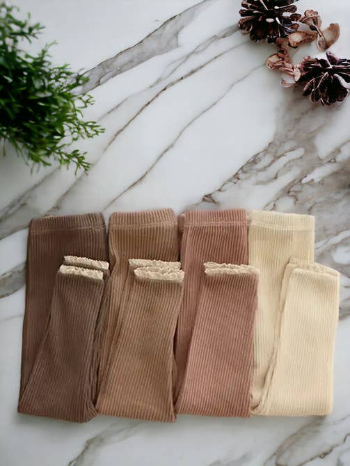 Annie & Charles – wholesale Modeleggings – Barn – Annie & Charles® ekologiska babyleggings med volang och ribbad struktur1