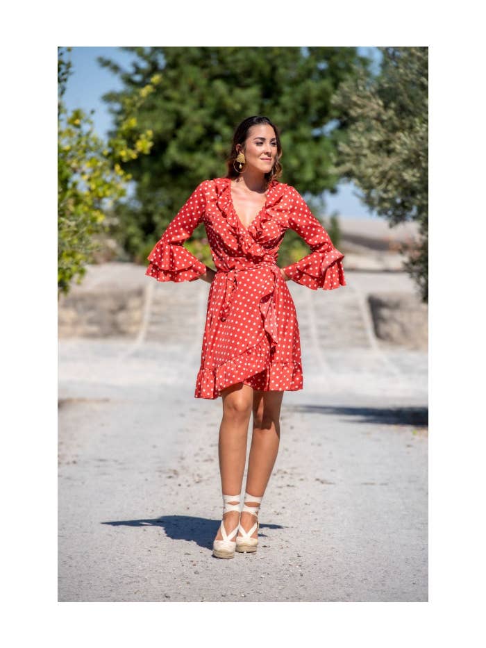 1215 REFERENZ: 001215 KORALLENROTES KLEID MIT KREUZMOTIV BEI SONNENUNTERGANG UND MOND für den Großhandel auf Faire