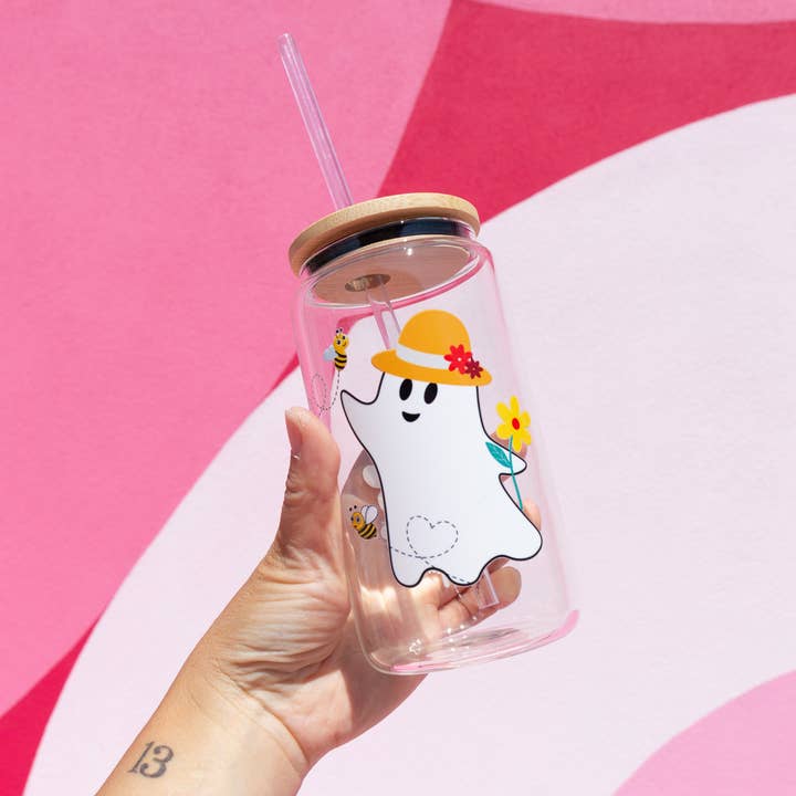 Boîte en verre Summer Bee Ghosty avec couvercle en bambou et paille pour la vente par Clever Girl Apparel