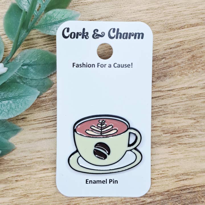 Pin de esmalte de taza de café con arte latte para venta al por mayor de Cork and Charm