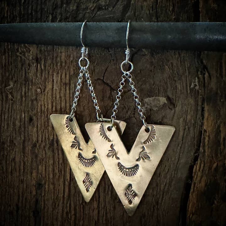 Raegan Hough Metalsmith – Großhandel Ohrhänger – Suzanne Dreiecke aus Messing mit Prägung