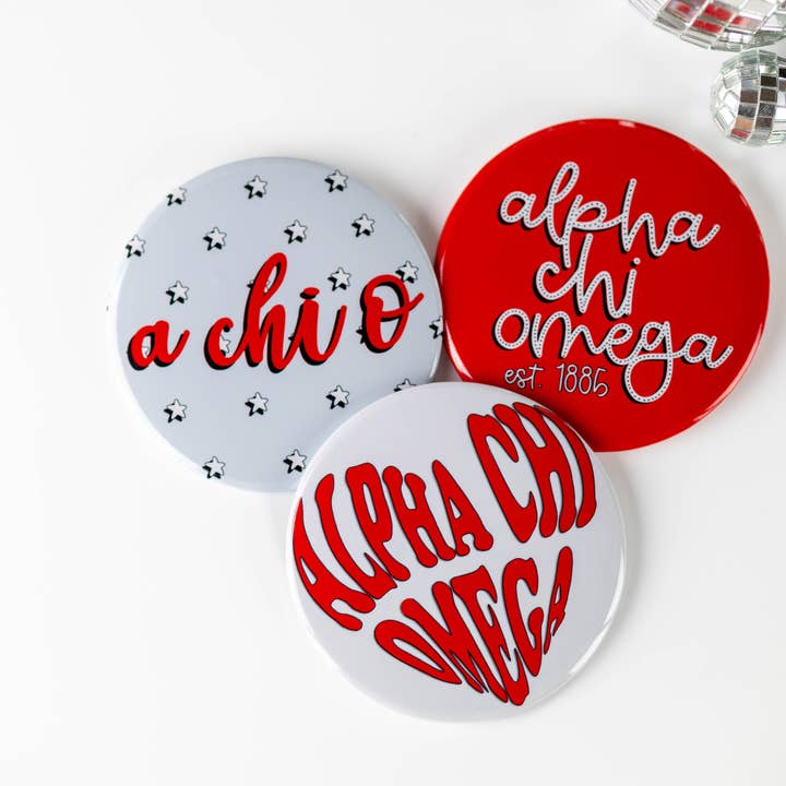 Bottoni per il giorno della partita greca della confraternita Red Alpha Chi Omega per la vendita all'ingrosso da parte di Tailgated Co.