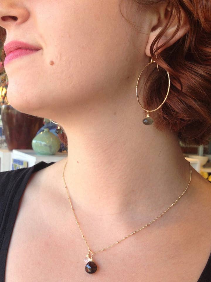 Collection de boucles d'oreilles créoles et pierres précieuses pour la vente par Gayatri Designs Jewelry