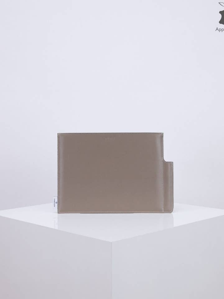 nuuwaï - Vegan Tablet Sleeve - IZZY soft taupe for wholesale by nuuwaï