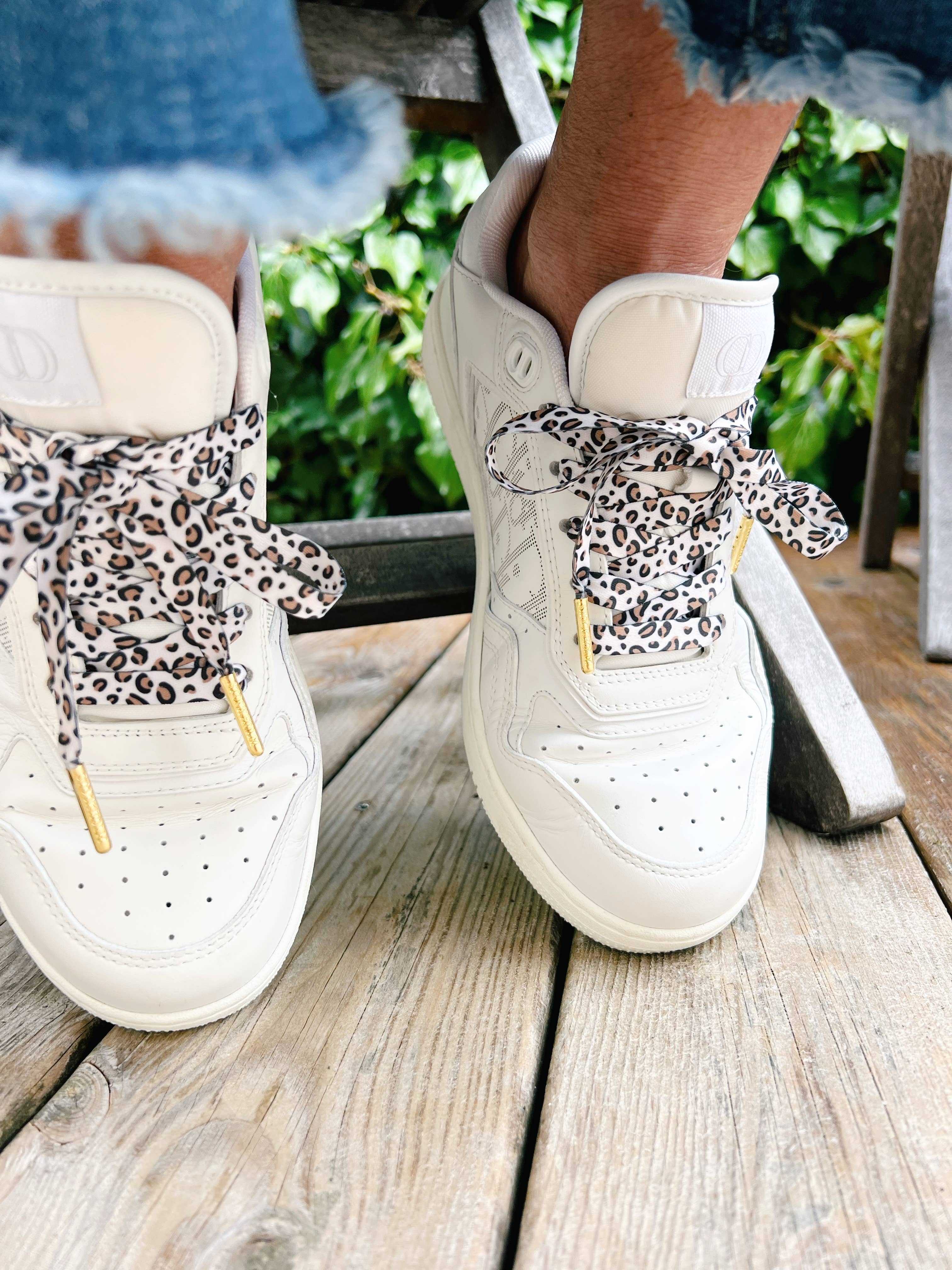 The Shoelace Brand – wholesale Skosnören - Unisex – Classic Leopard – Tidlösa skosnören med leopardmönster och guldtips2