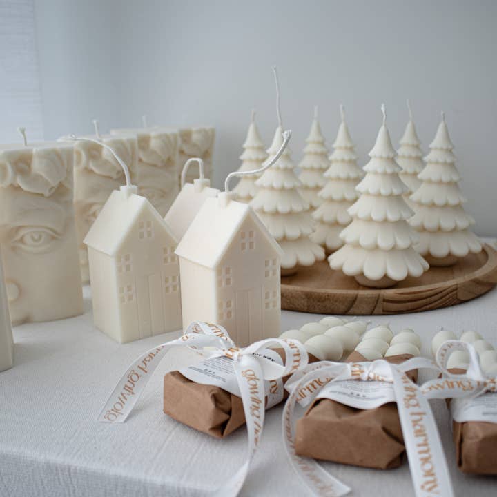 Glowing Harmony Candle Co - Venta al por mayor Velas de diseño llamativo - Vela de Cabaña Navideña, Decoración de Chalet Escandinavo de Invierno7