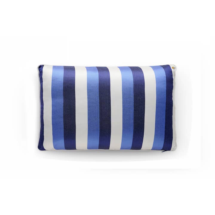 Coussin lombaire à rayures Kuntu Awning, Marine, 14" x 20" pour la vente par KUTNİA