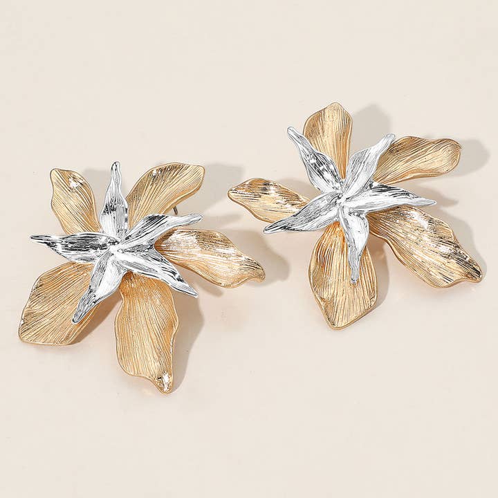 Blumenohrringe aus strukturiertem Metall für den Großhandel von Sensibling Corp.