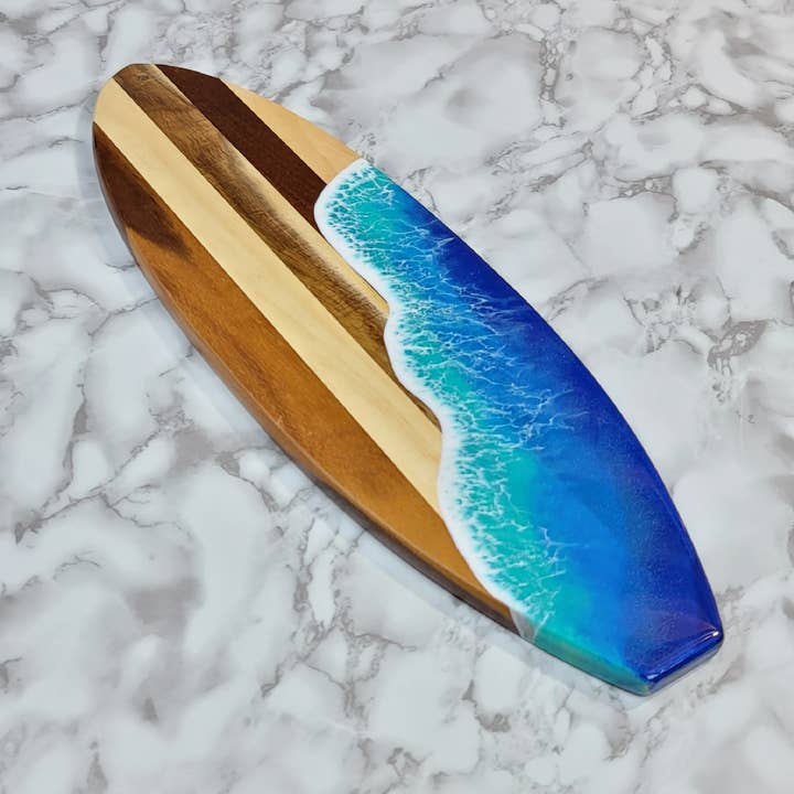 Surfbrädeformad akaciaostbräda med havshartsdesign för wholesale av Clair De Lune Resin Art