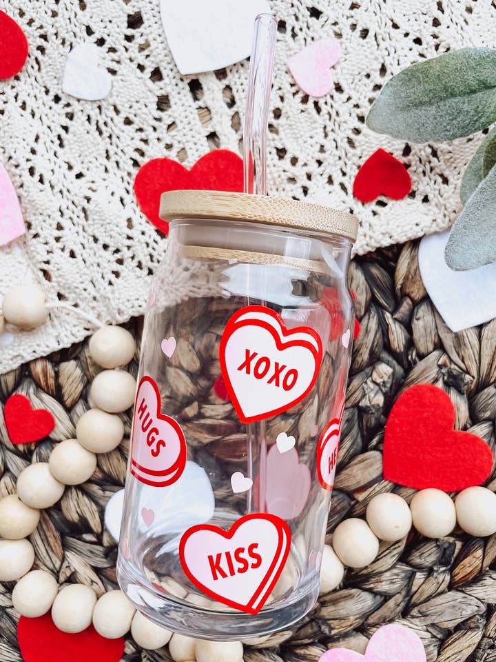 Tasse en verre pour canette à café et bière Valentine's Hearts Candy pour la vente par Wild Souls Co