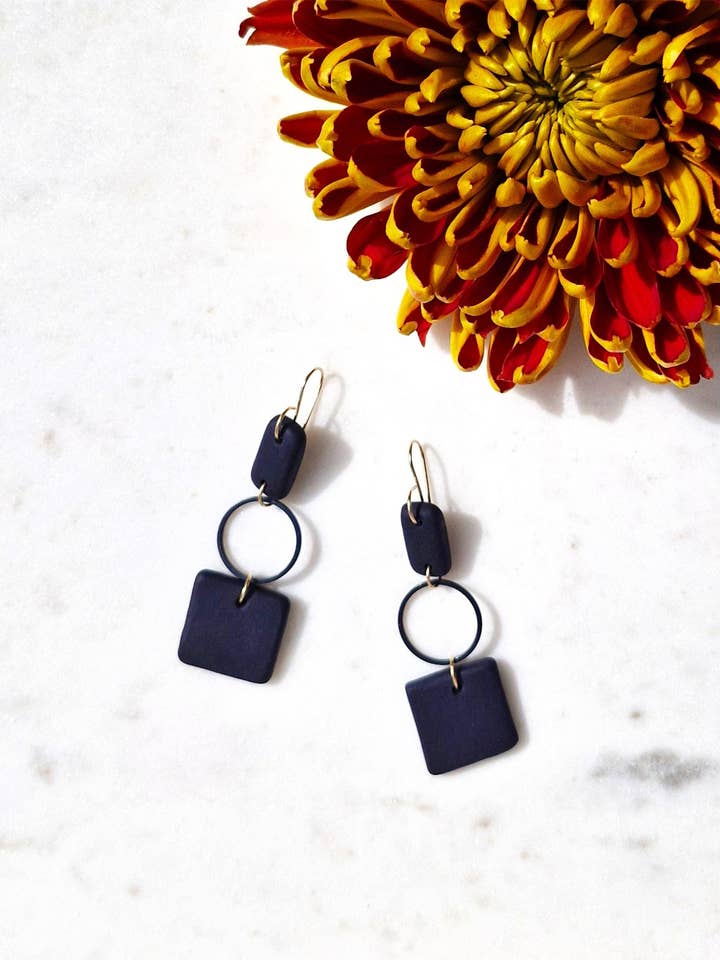 Orecchini in porcellana geometrica nera Dani - Fatti a mano per la vendita all'ingrosso da parte di Little Lovers