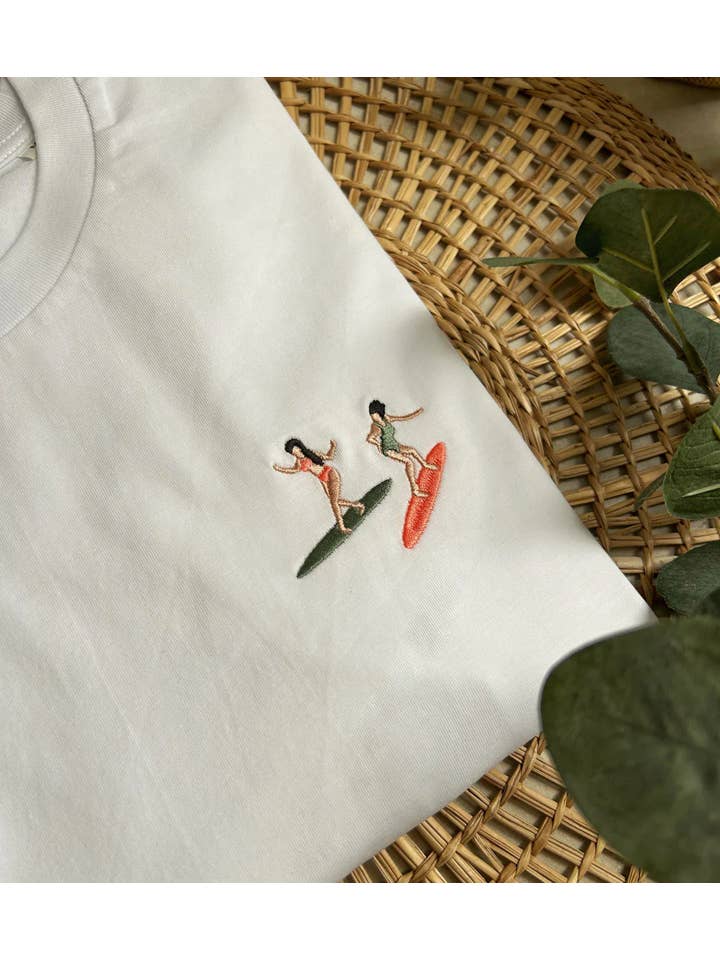 Juste un t-shirt - Wholesale T-Shirt - Women's - Embroidered T-shirt - Surfing Girl