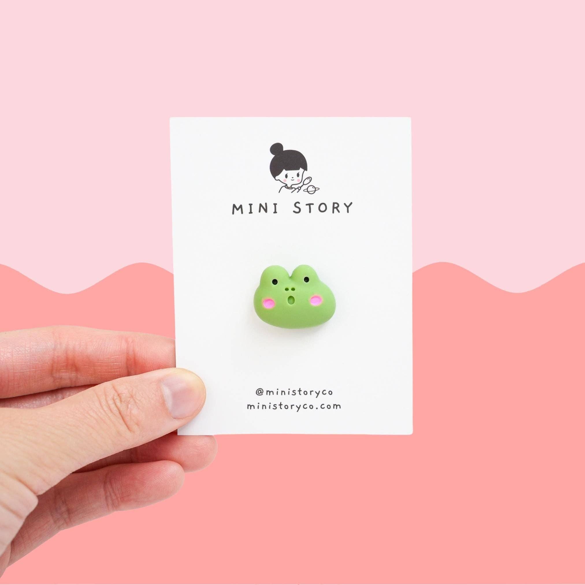 Mini Story Co – Großhandel Anstecker/Button – Brosche mit kleinem Frosch, grüne Froschnadel, niedliches Tierabzeichen, winzige Froschnadeln, Anstecknadel mit stolzem Frosch, Kawaii-Frosch-Nadel, Geschenk für Kinder0