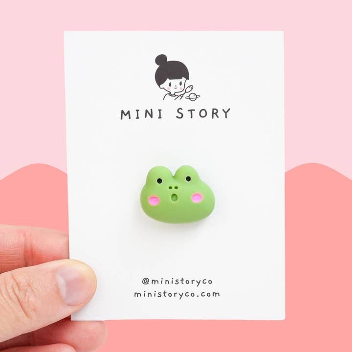 Mini Story Co – wholesale Nål och knapp för kavajslag – Little Frog Brosch | Grön grodnål | Söt djurmärke | Små froggy-nålar | Pride Frog Lapel Pin | Kawaii Frog Pin present till barn0