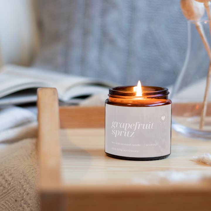 Olive & Fig Apothecary - Vente Bougie en bocal - Spritz au pamplemousse - Bocal en verre ambré de 7 oz
Bougie au soja1