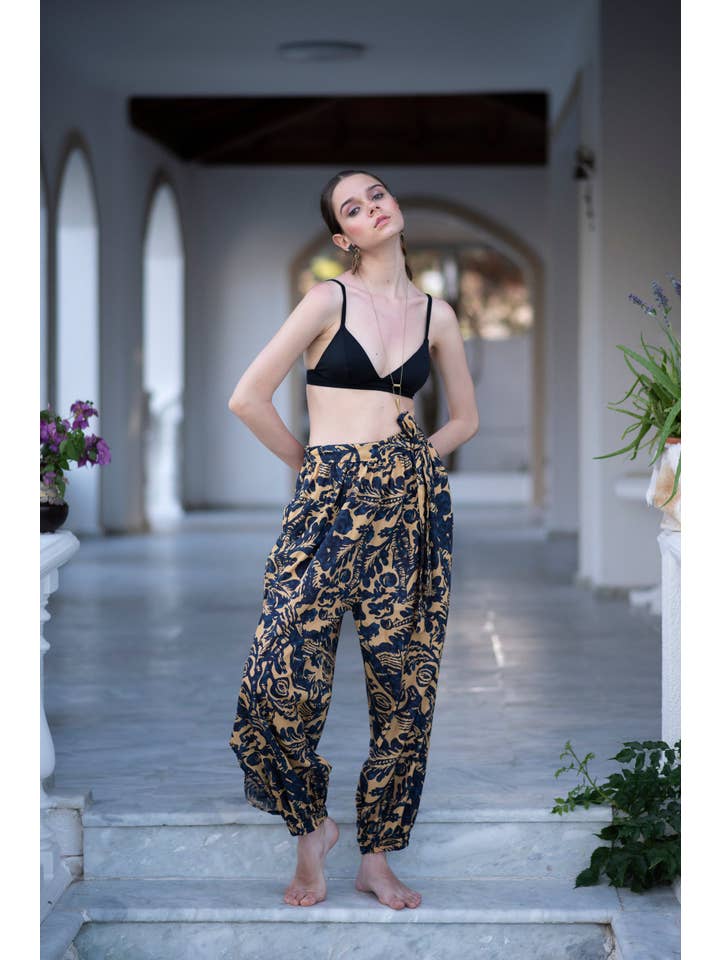 Laluzza S.L. – wholesale Pants – Women's – Stylish Harem Pants in Navy-Beige Print