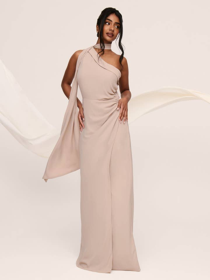Robe de demoiselle d'honneur en chiffon à une épaule avec nœud au cou - Taupe pour la vente par Six Stories