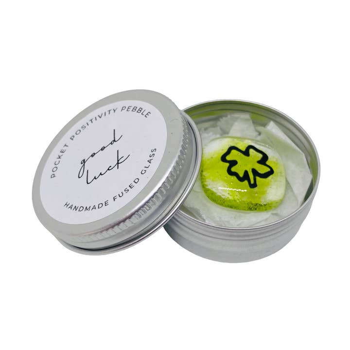 Cadeau Bonne Chance : mini-boîte de poche en verre faite main pour la vente par Salvia Glass