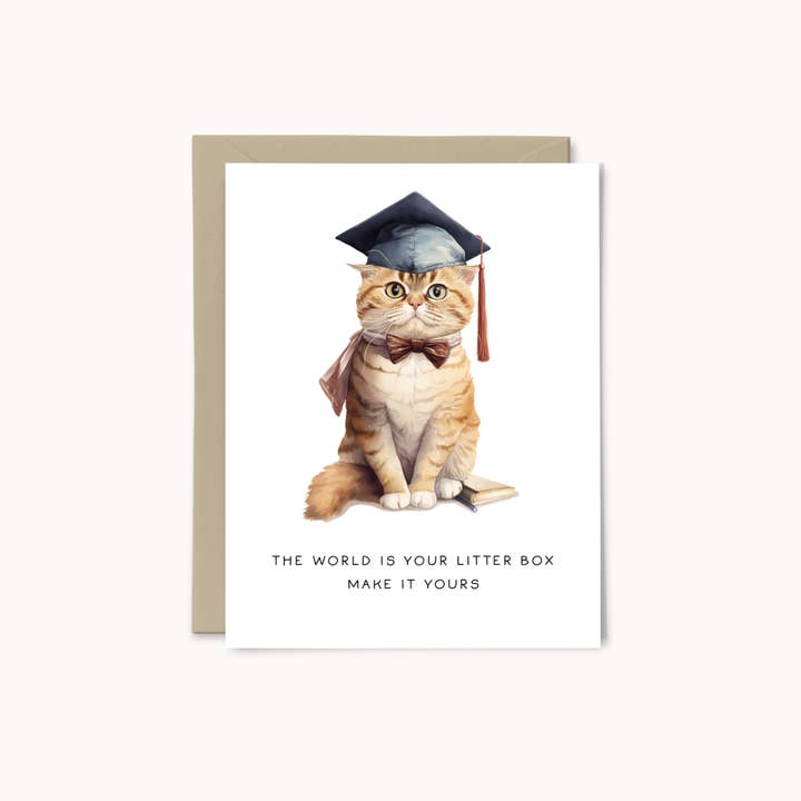 Divertente biglietto di laurea a forma di gatto, con scritta «Il mondo è la tua lettiera» per la vendita all'ingrosso da parte di Paper Swan & Co.
