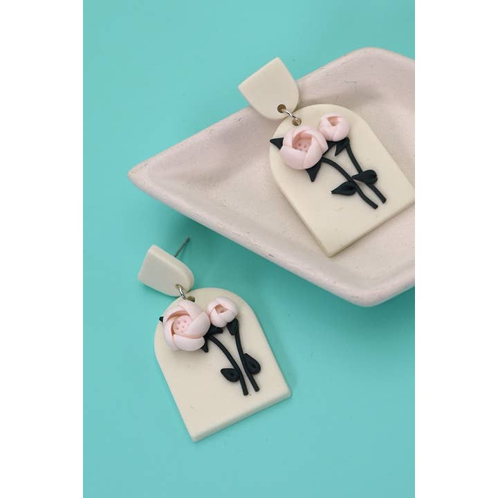 JOSSLYN by wall to wall – Engroshandel Hængeøreringe og creoløreringe – 3D POLYMER BLOMST LER ØRERING | 40E285