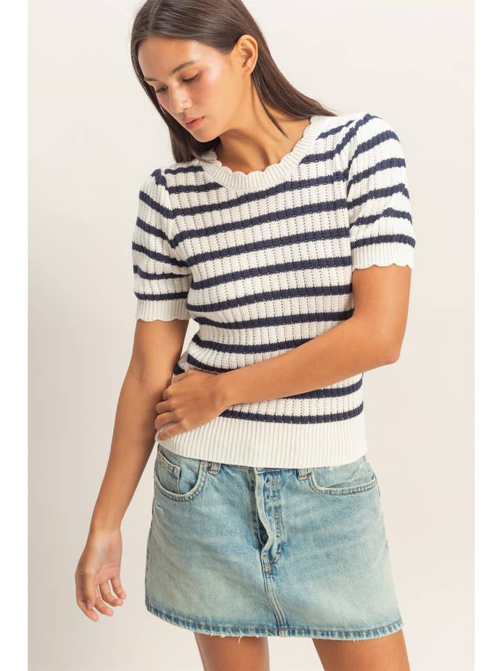 Haut en maille à manches bouffantes avec bord festonné rayé pour la vente par HYFVE