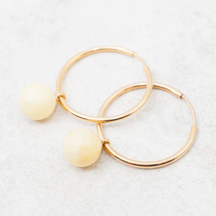 Créoles en ambre blanc Boucles d'oreilles créoles en argent pour la vente par Marcin Waryszak