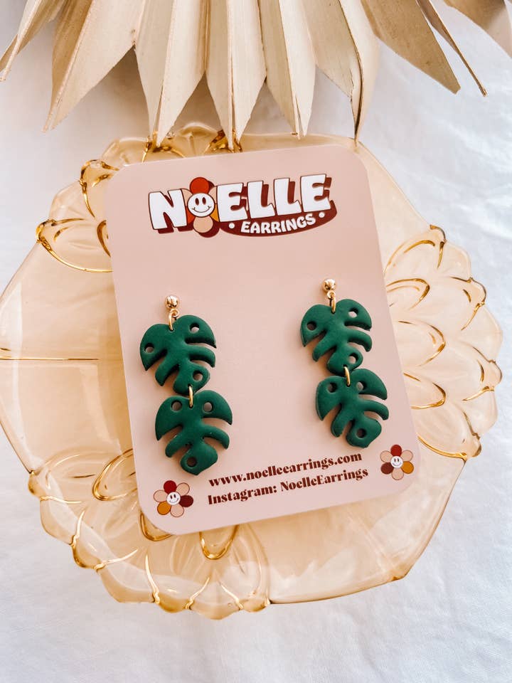 Dobbelt Monstera-dingler | Plantepolymerlerøreringe for engroshandel hos Noelle Earrings