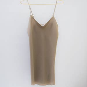 ABITO CORTO IN SETA COLOR SABBIA per la vendita all'ingrosso da parte di JEANNE VOILIER