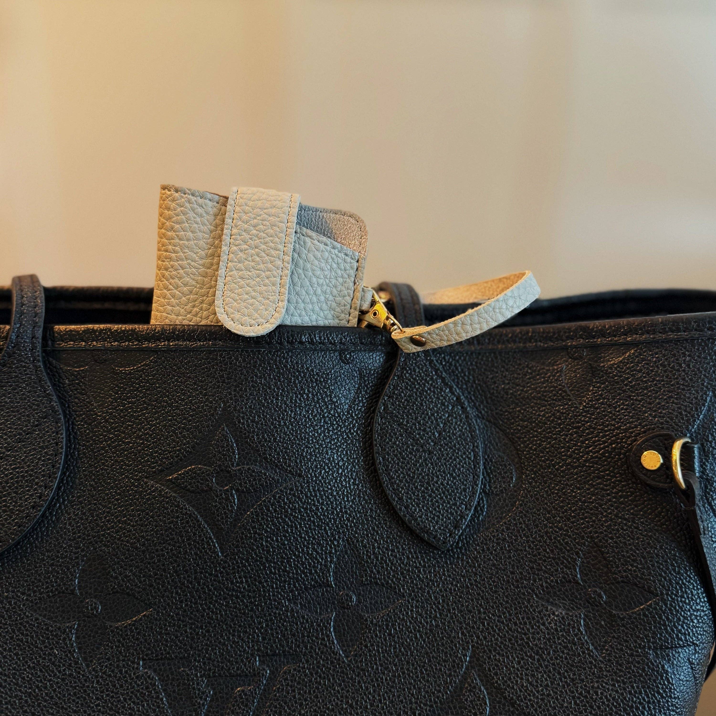 Ellison+Young - Wholesale Eyewear Cases & Holders - Women's - Simply Button Up Glass Case Bag Charm3