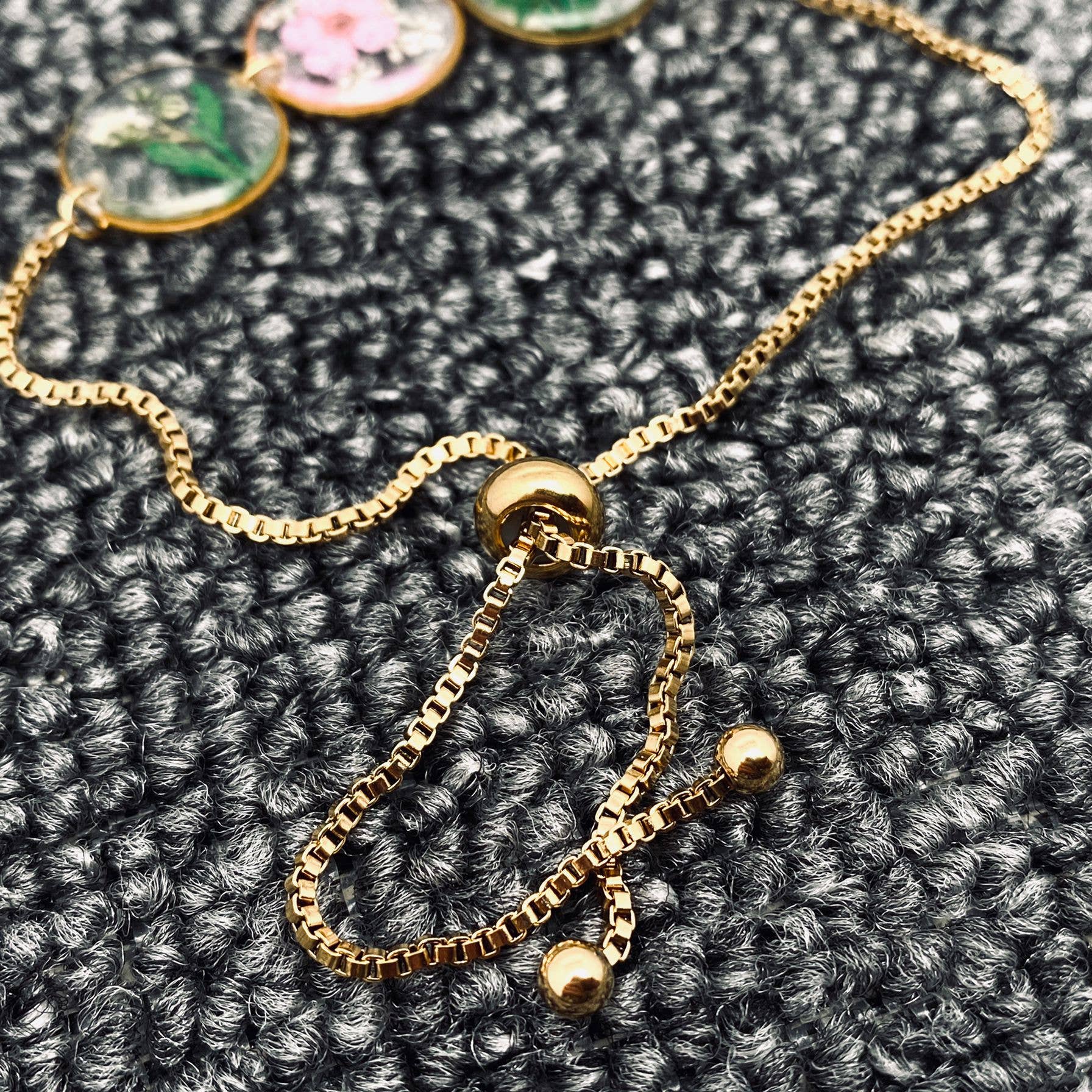 Mio Queena - Wholesale Charm/Dangle Bracelet - Floral Round Charm 18K Gold Plated Stretchable Bracelet -PDF1