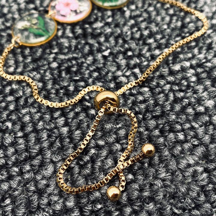 Mio Queena - Wholesale Charm/Dangle Bracelet - Floral Round Charm 18K Gold Plated Stretchable Bracelet -PDF1