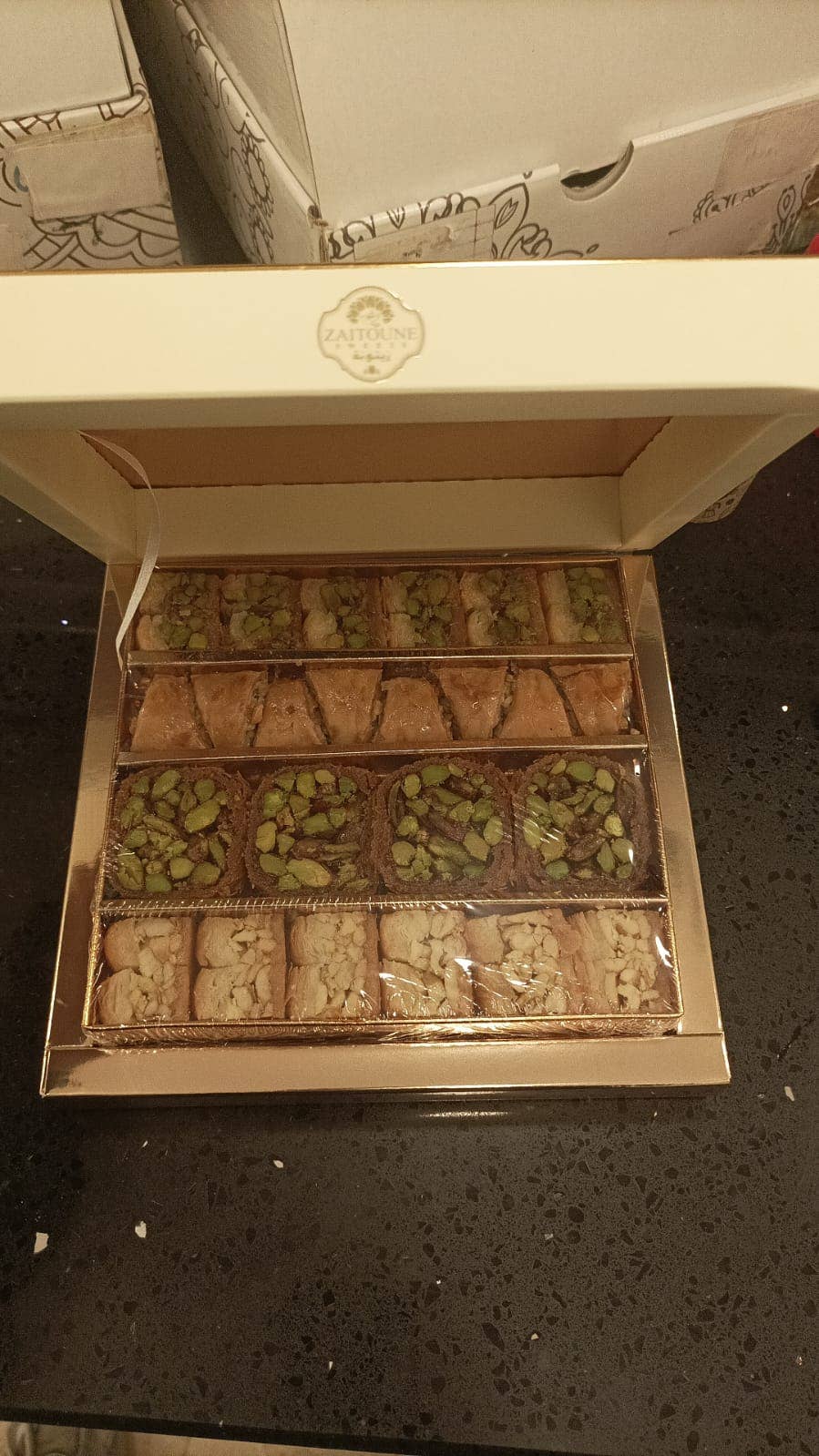 Aladdin – wholesale Kakor – Zaitoune Turkisk Baklava Mix Gourmet Presentlåda Halal2