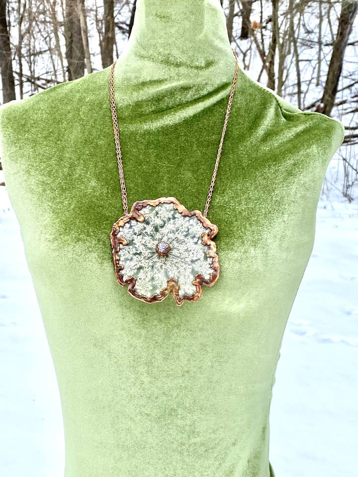 Collier en dentelle véritable de la reine Anne en cuivre électroformé pour la vente par The Posh’mina