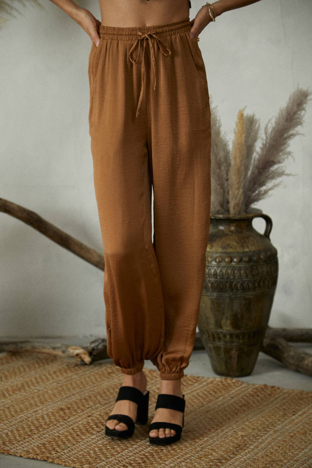 Olive scuro KP5253 Pantaloni sciolti elasticizzati con vita elastica frontale in raso in vendita all'ingrosso su Faire5