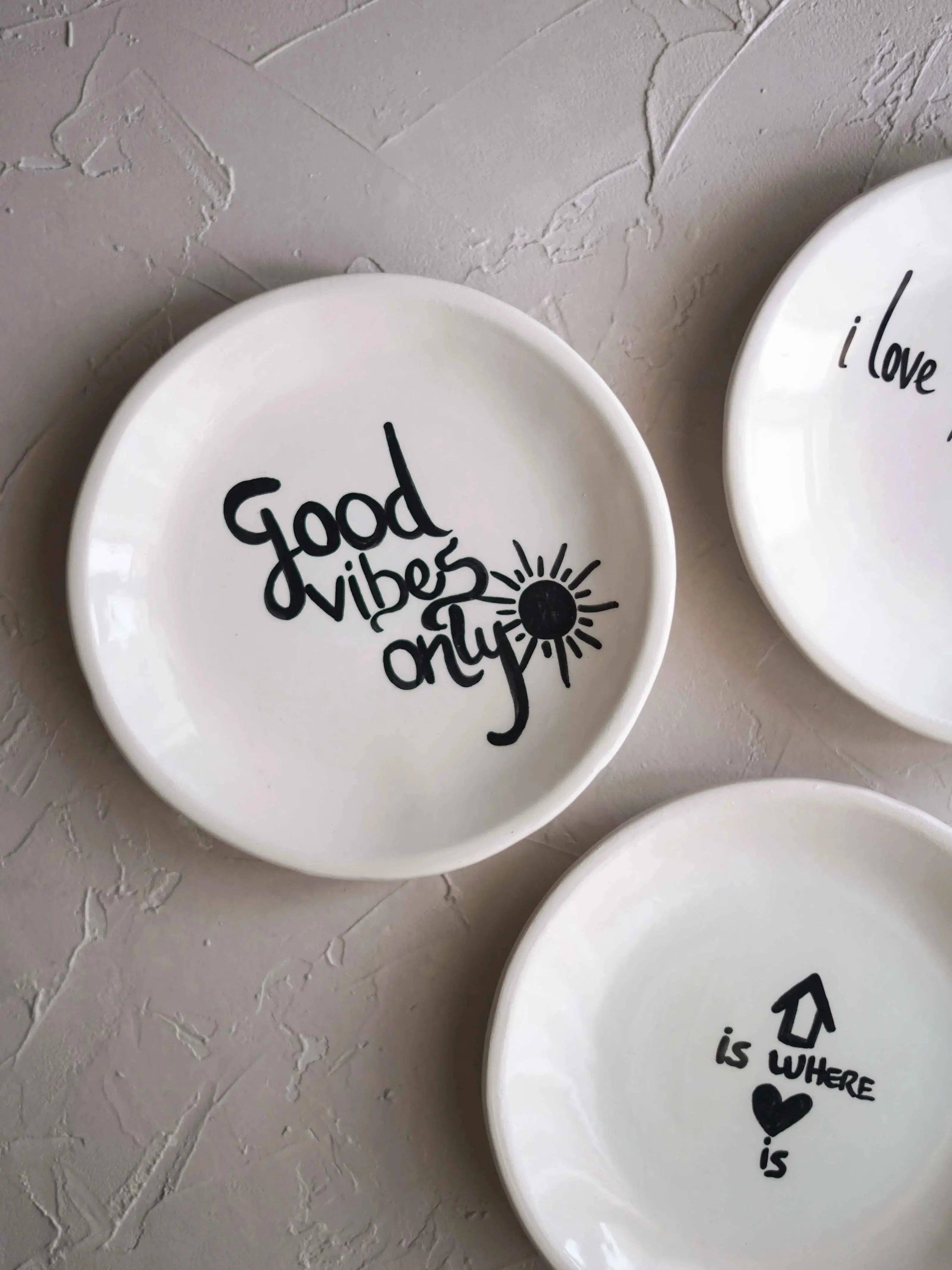 CerAmor Cerâmica - Wholesale Decorative Plate/Dish/Bowl - Set of 3 small plates with message in American English1