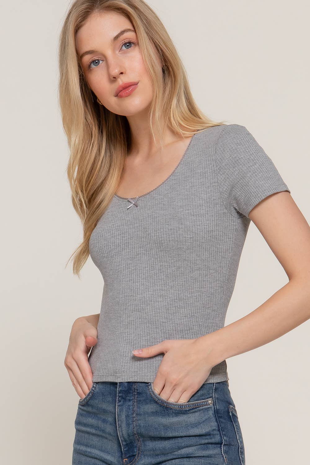 Active Basic | Active USA – wholesale Stickad topp - Dam – Kortärmad topp med rund halsringning, spets och satinrosett i ribbstickat tyg25