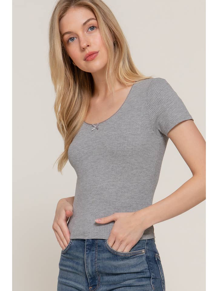 Active Basic | Active USA – wholesale Stickad topp - Dam – Kortärmad topp med rund halsringning, spets och satinrosett i ribbstickat tyg25